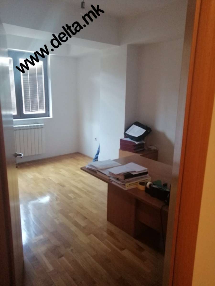 Apartament i zbrazët me 4 dhoma për qëllime biznesi në Qendër - 1