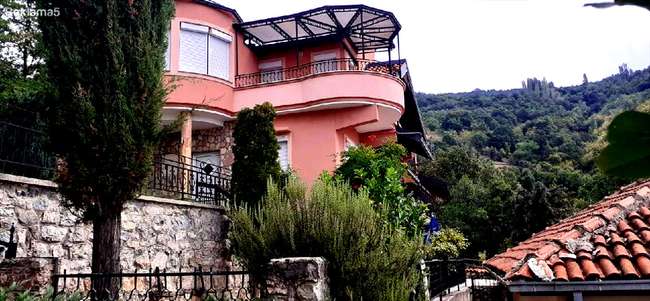 Vilë e shkëlqyer në lagjen Istok me pamje nga liqeni - 2