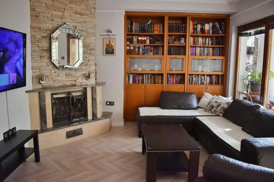 Apartament urban dhe i ndriçuar me garazh pranë Sallës Universale - 1