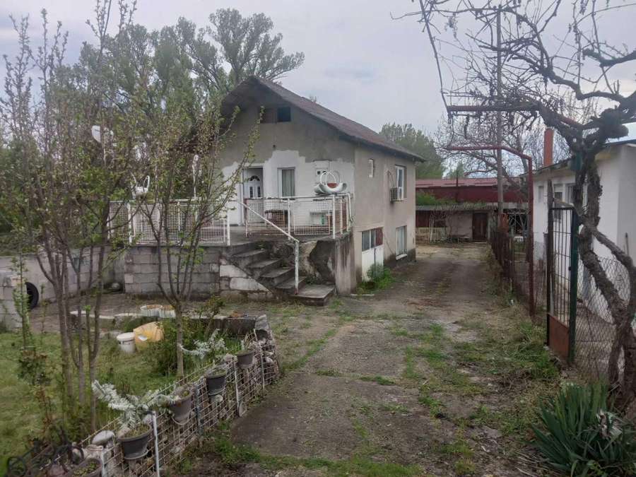 Shtëpi me oborr të madh dhe garazhe në Kucheviste - 1