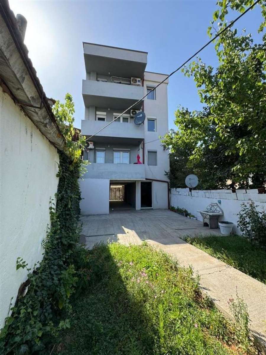 Spacious three-level house in Chair - 1