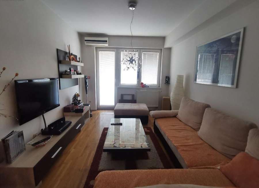 Shitet apartament me dy dhoma gjumi në Qendër pranë Malit të Zi - 1