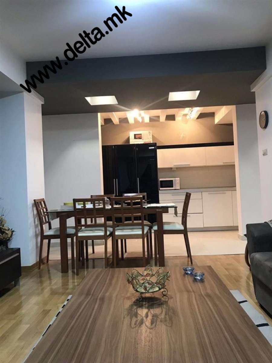 Apartament katër dhomësh i mobiluar në Qendër - 1