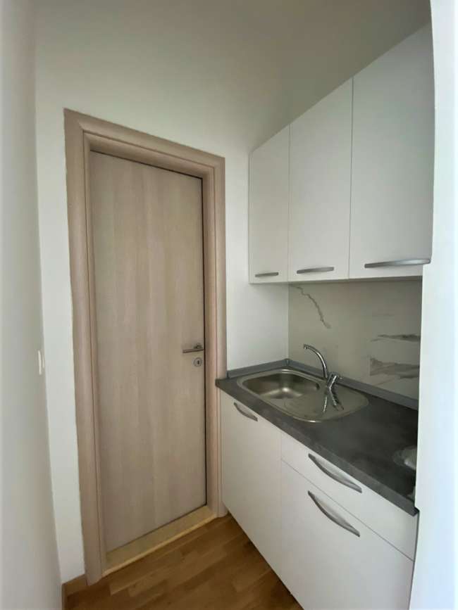 Apartament në Qendër i Përshtatshëm për Zyrë - 3