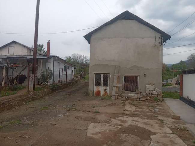 Shtëpi me oborr të madh dhe garazhe në Kucheviste - 2