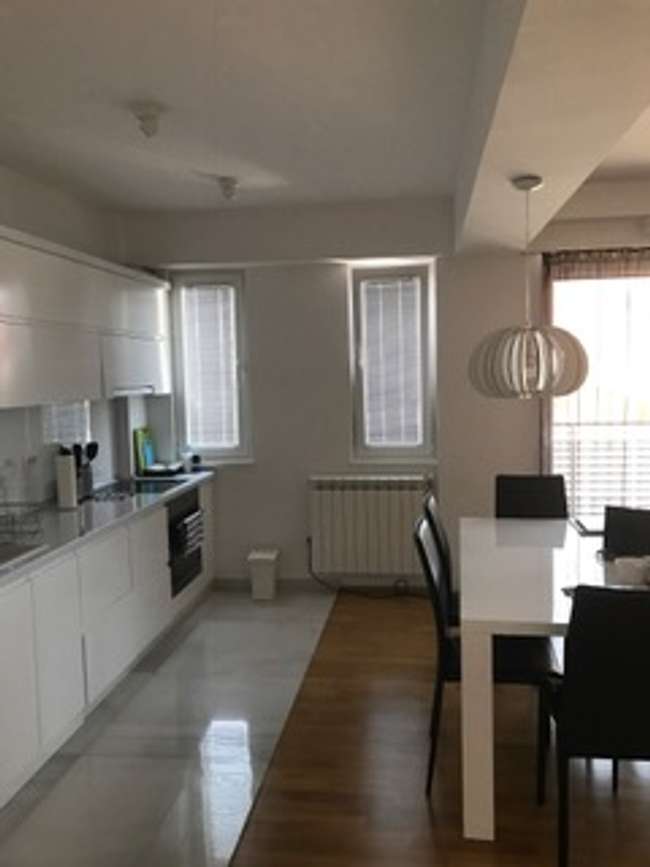 Apartament katër dhomash i ri dhe luksoz në Qendër - 3
