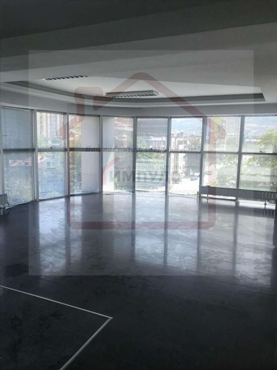 Hapësirë biznesi në një lokacion tërheqës në Qendër - 1