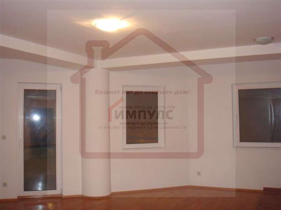 APARTAMENT I PAKTË KATËR DHOMASH PËR QËLLIME TË BIZNESIT NË BULEVARDIN JUGOR - 1