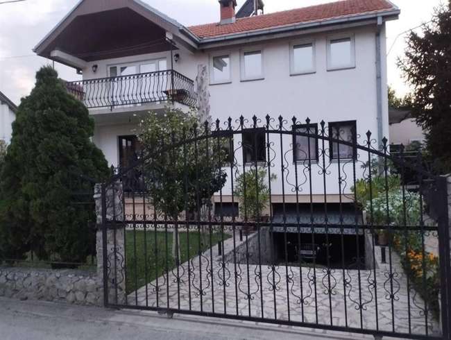Shtëpi me oborr në Gjorce Petrov - 2