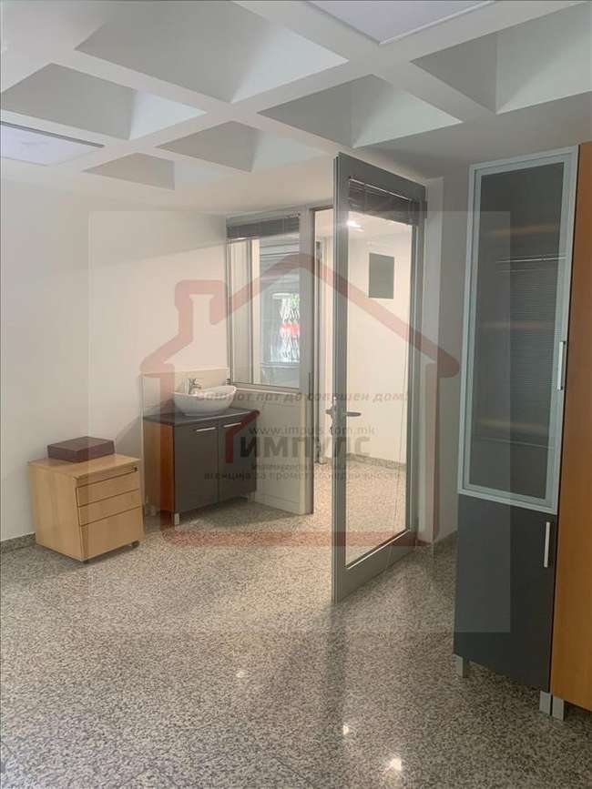 Hapësirë tregtare e zbrazët në qendër të rreptë - 3