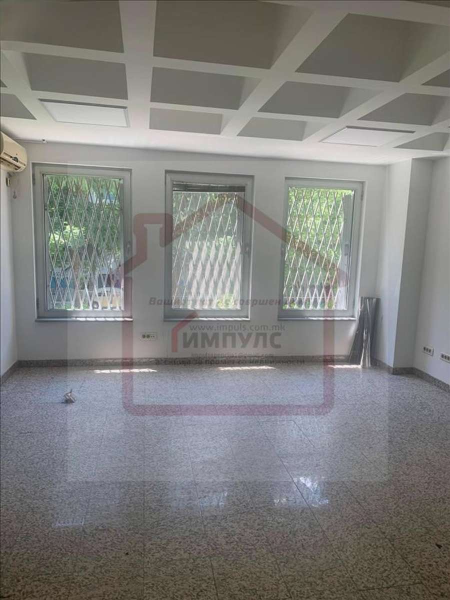 Hapësirë tregtare e zbrazët në qendër të rreptë - 1