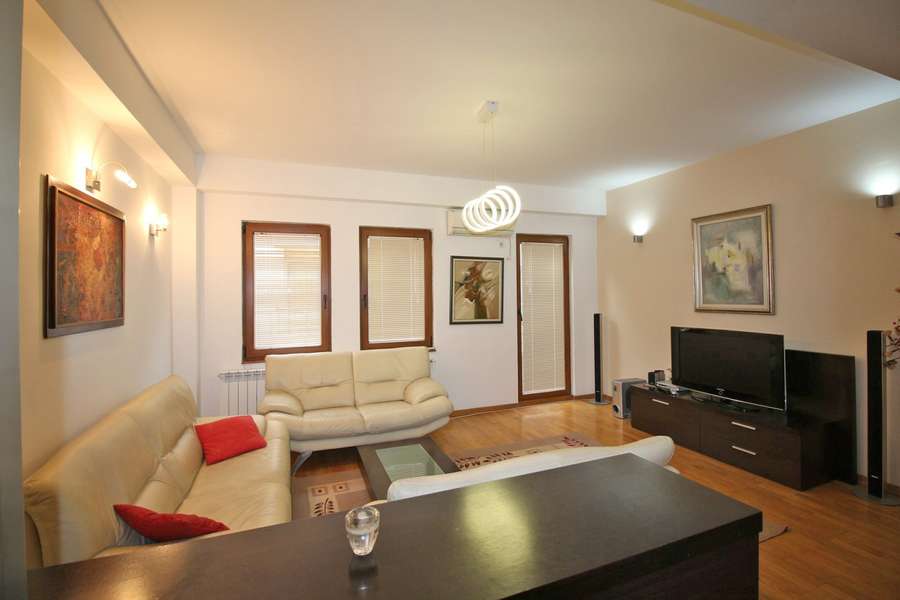 Apartament i Mobiluar Plotë Pranë Parkut të Qytetit - 1