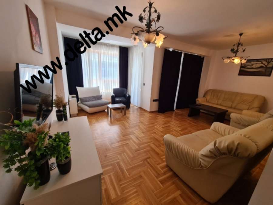 Apartament tre dhomash në qendër, i gjerë dhe luksoz - 1
