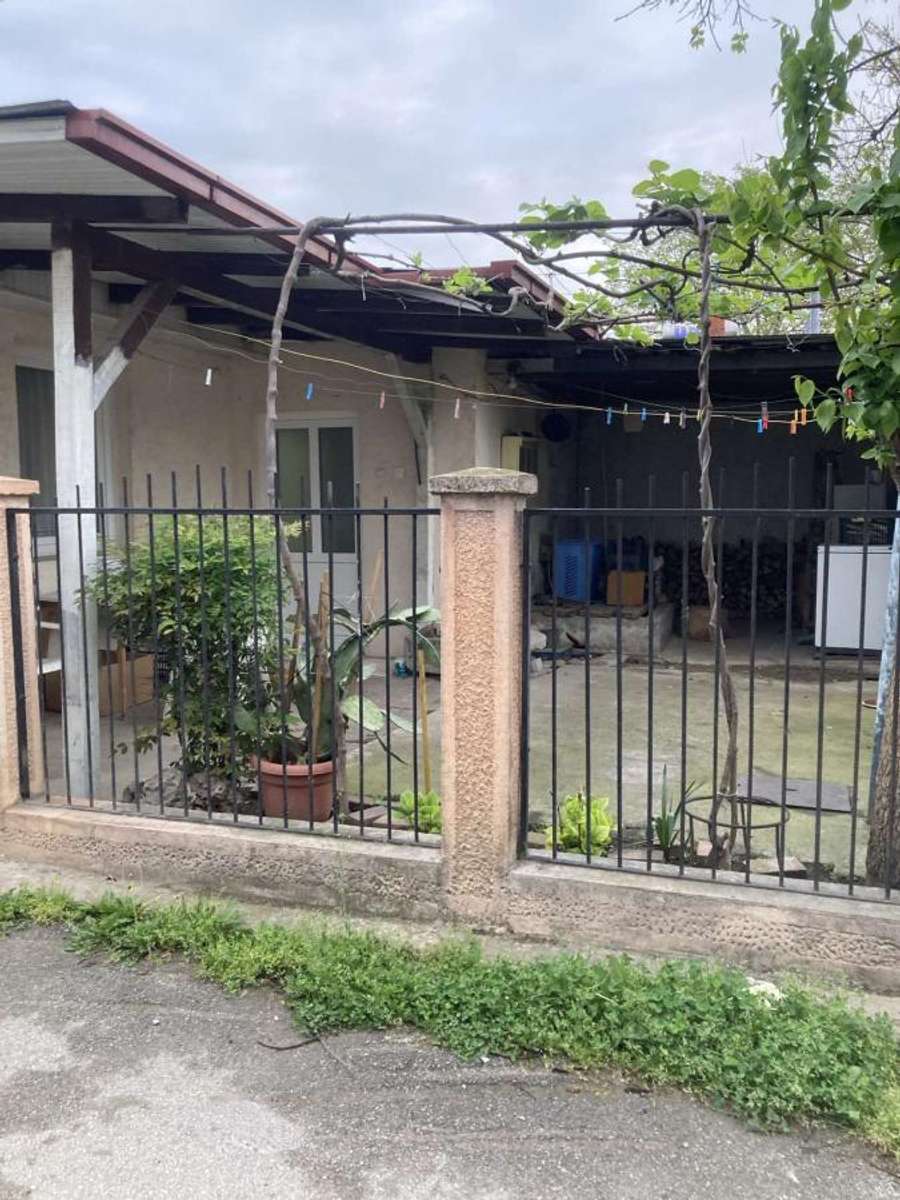 Dy shtëpi në oborrin e njëjtë në Fushën e Shkupit - 1