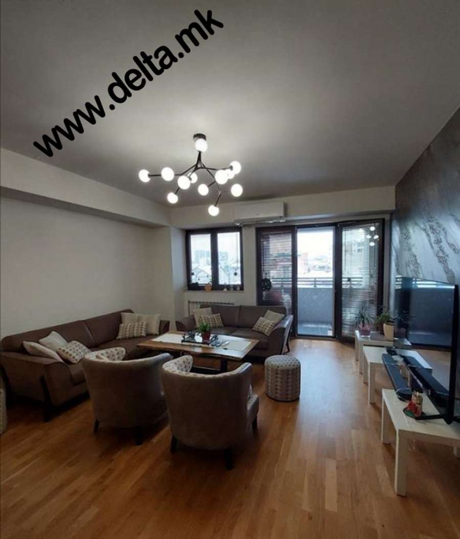 Apartament me katër dhoma të mobiluara në Qendër - 1