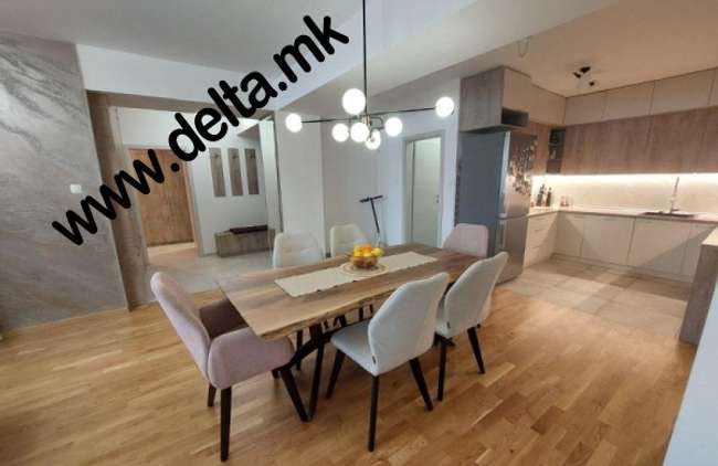 Apartament me katër dhoma të mobiluara në Qendër - 3