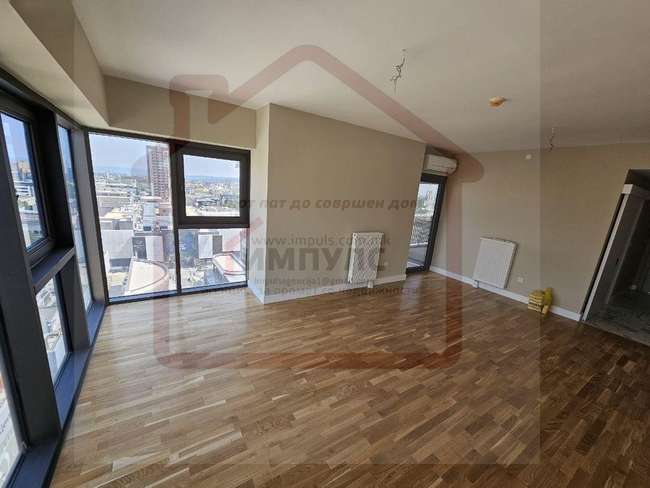 Apartament katër dhomash i zbrazët për qëllime biznesi në qendër të rreptë image