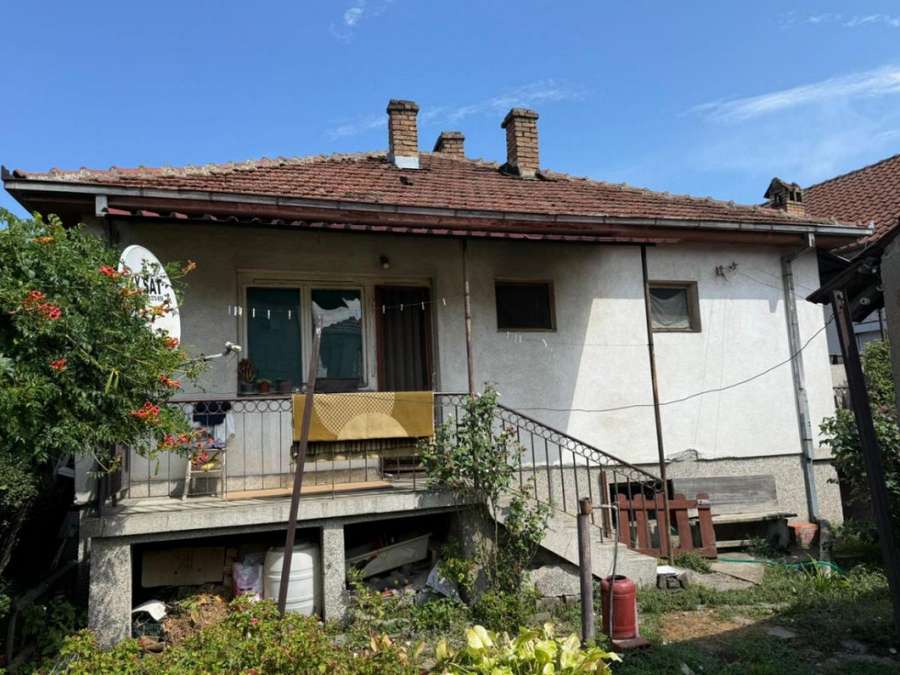 Shtëpi e Vjetër me Oborr në Gjorce Petrov - 1