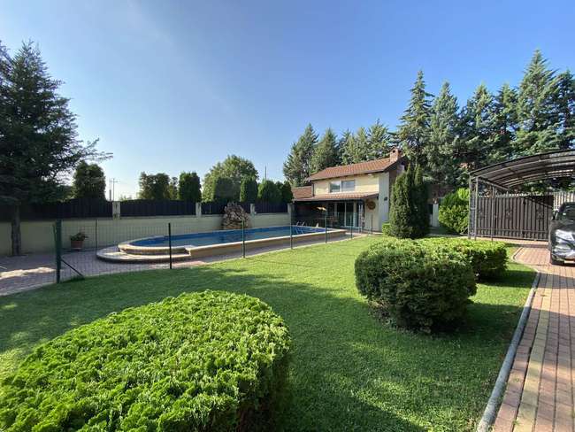 Villa with a beautiful yard and pool - 3
