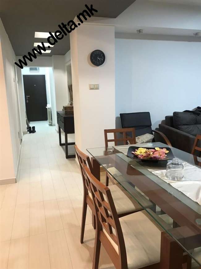 Apartament katër dhomësh i mobiluar në Qendër - 2