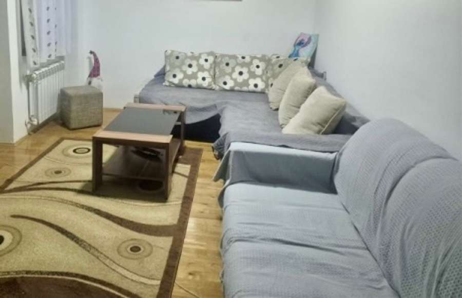 Apartament me tre dhoma gjumi në qendër - 1