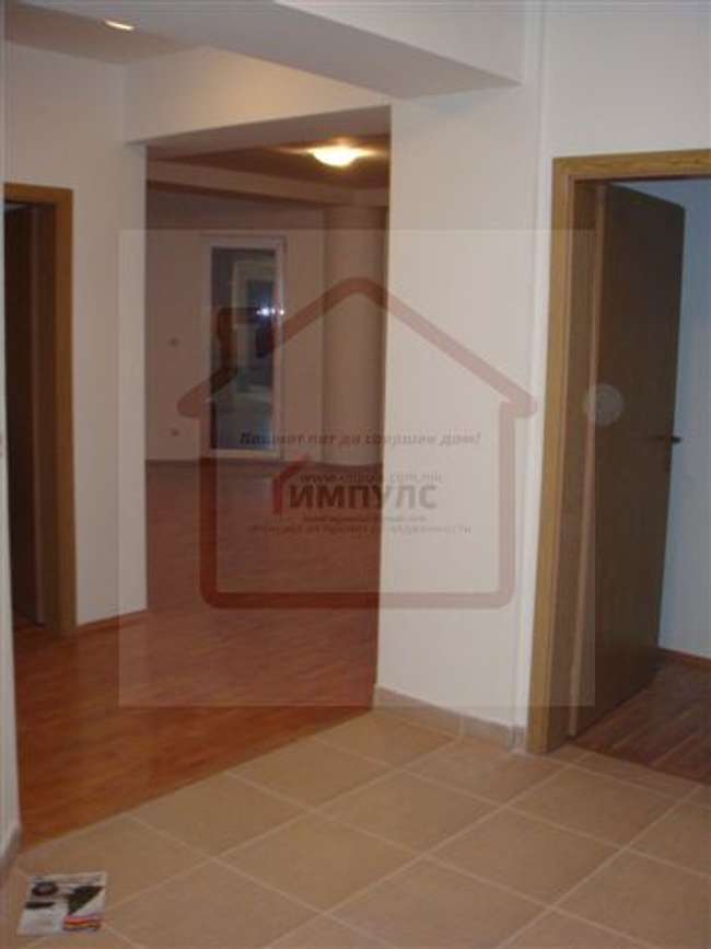 APARTAMENT I PAKTË KATËR DHOMASH PËR QËLLIME TË BIZNESIT NË BULEVARDIN JUGOR - 3