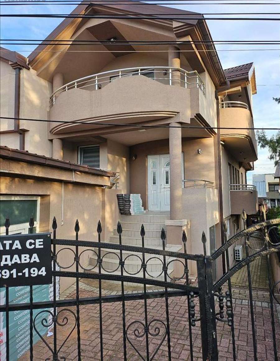 Large House with Yard in Chento - 1