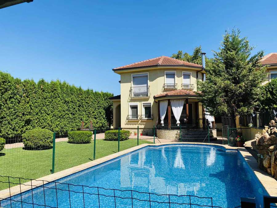 Villa with a beautiful yard and pool - 1