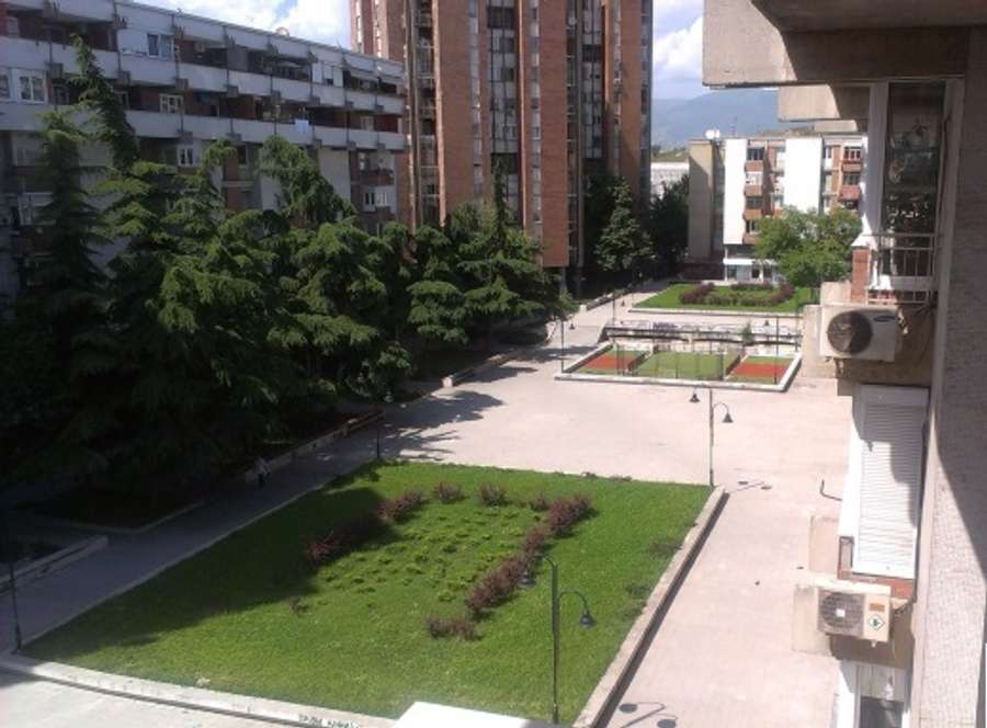 Dyqan në Qendër, Muri i Qytetit - 1