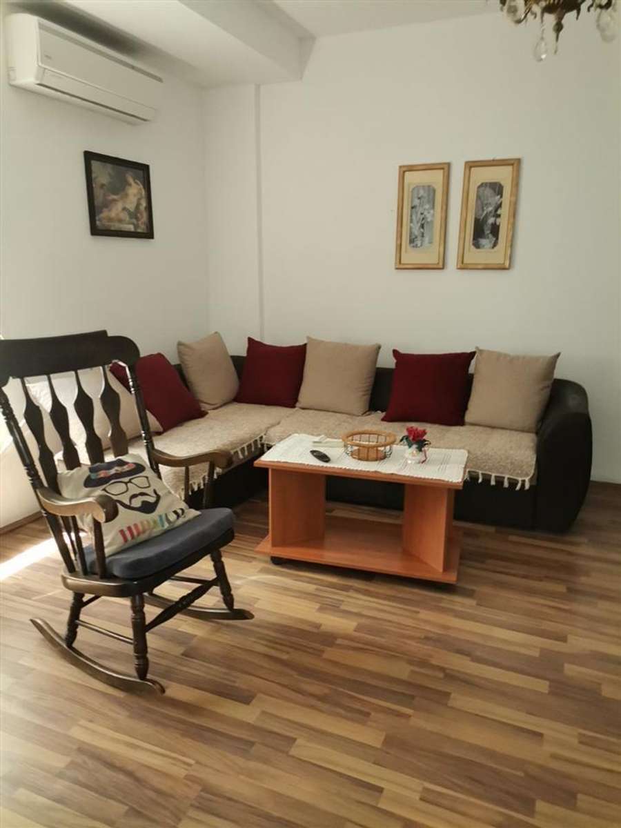 Jepet me qira apartament i ri, i mobiluar me tre dhoma në Qendër - 1