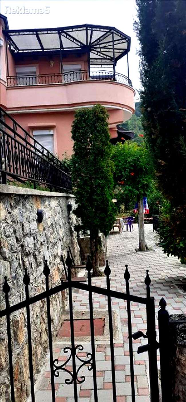 Vilë e shkëlqyer në lagjen Istok me pamje nga liqeni - 3